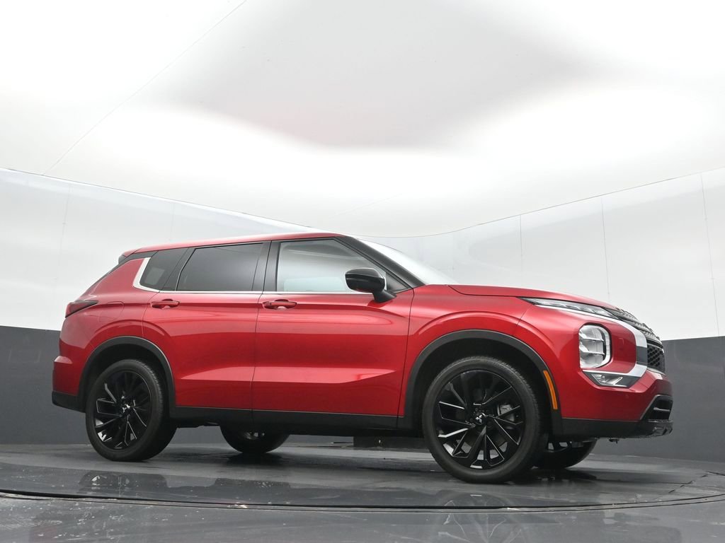 Used 2023 Mitsubishi Outlander SE image 29