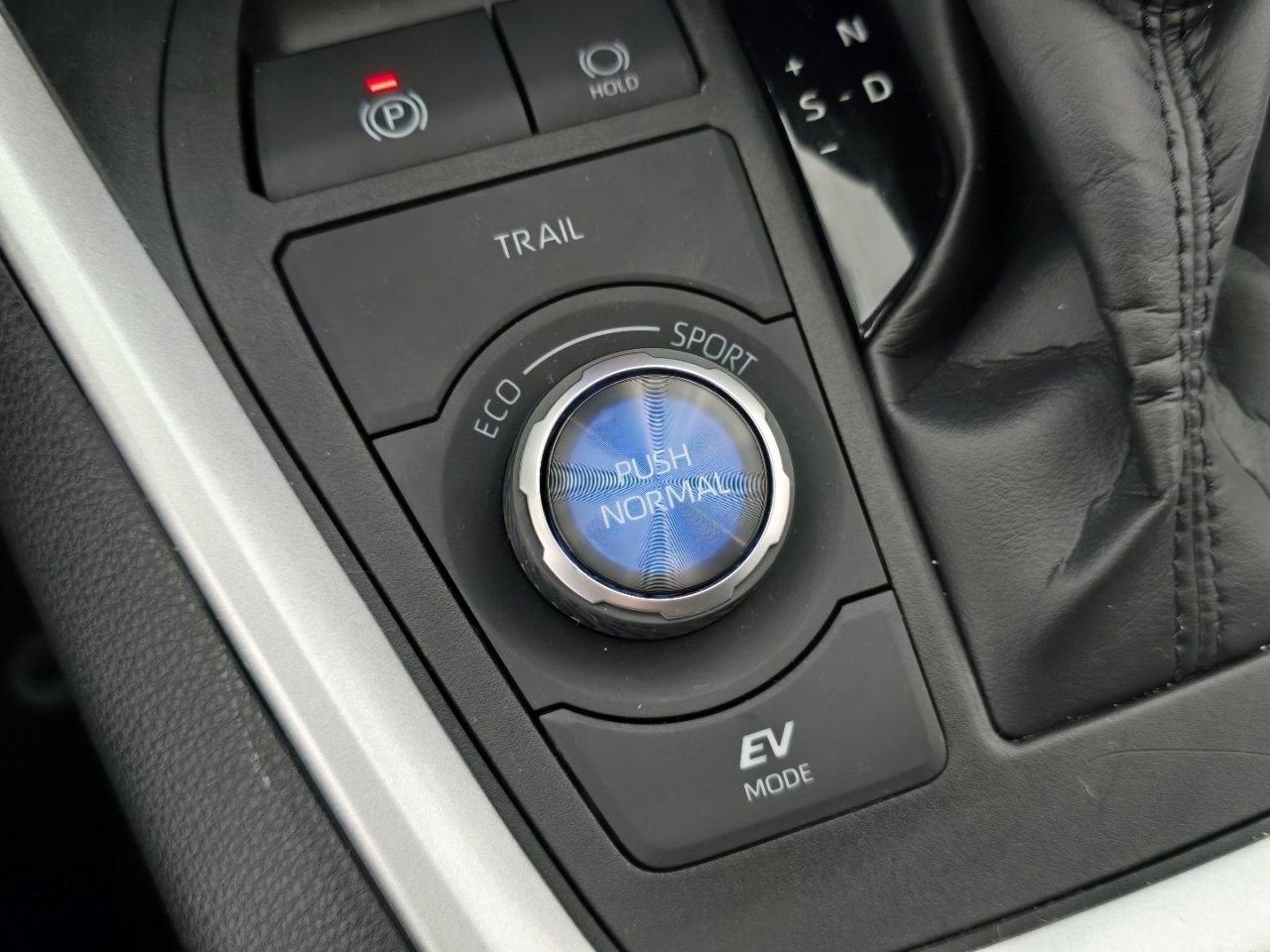 Used 2024 Toyota RAV4 XSE AWD/4WD image 7