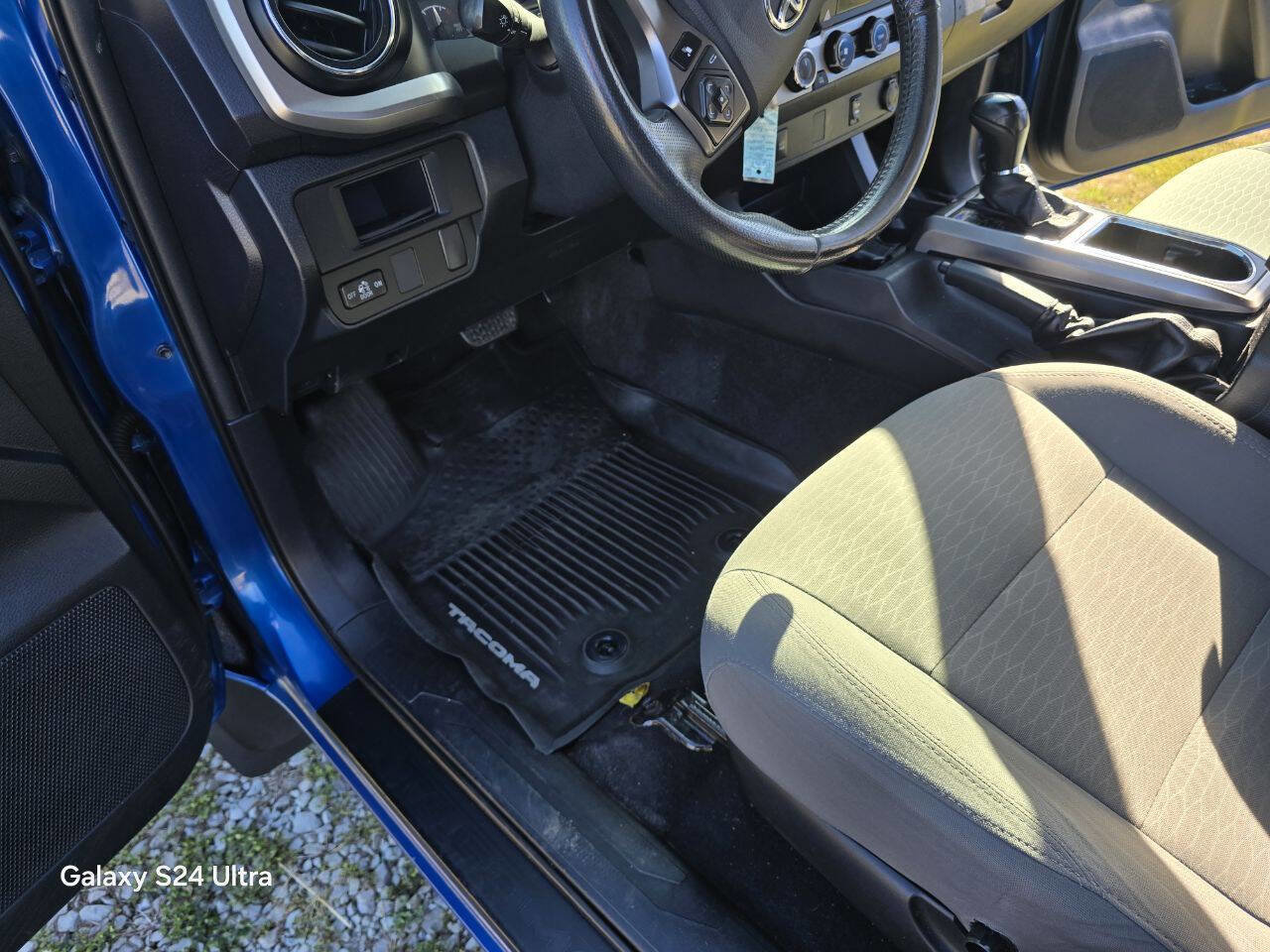 Used 2017 Toyota Tacoma TRD Sport image 33