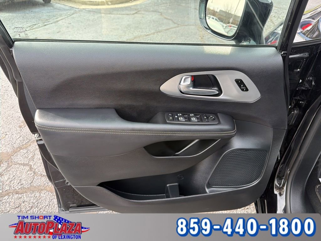 Used 2025 Chrysler Pacifica Limited image 38