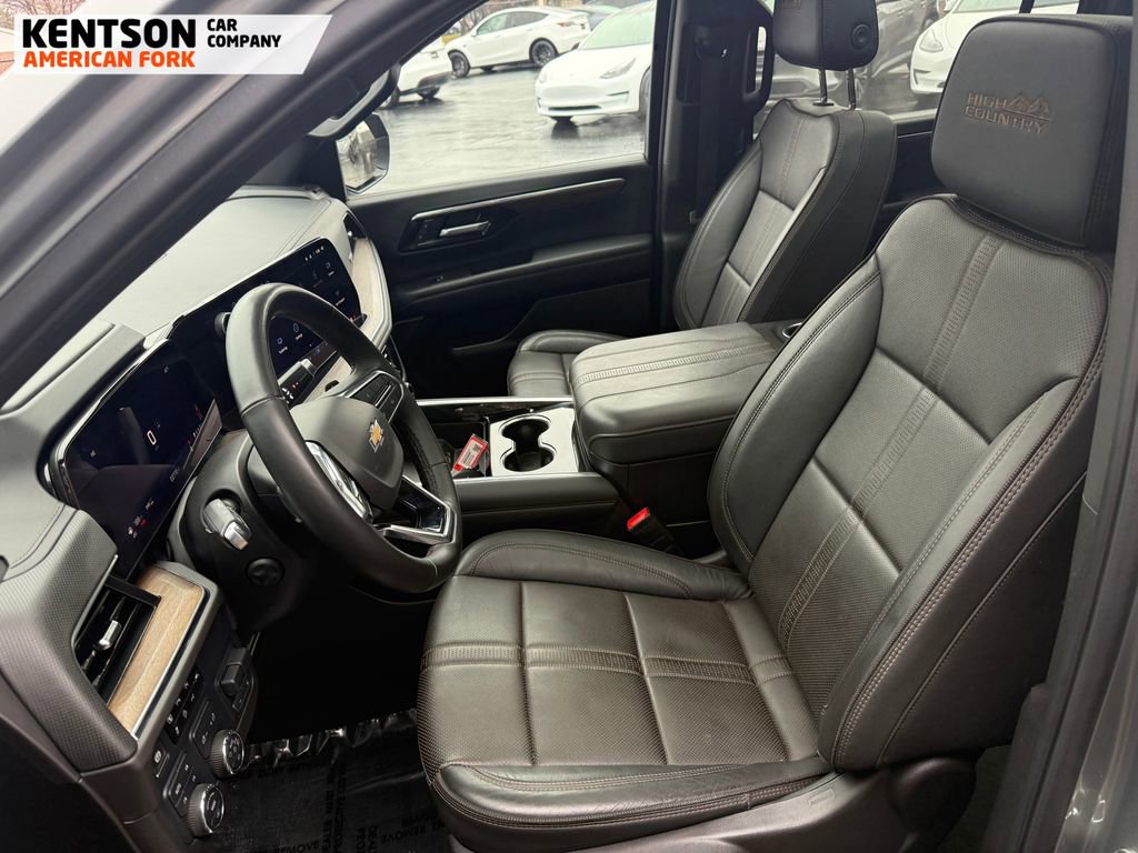 Used 2025 Chevrolet Suburban High Country image 33