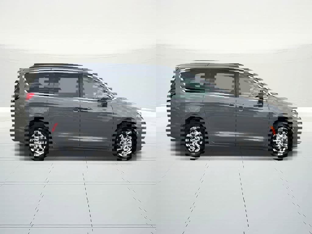 Used 2022 Chrysler Pacifica Touring-L image 6