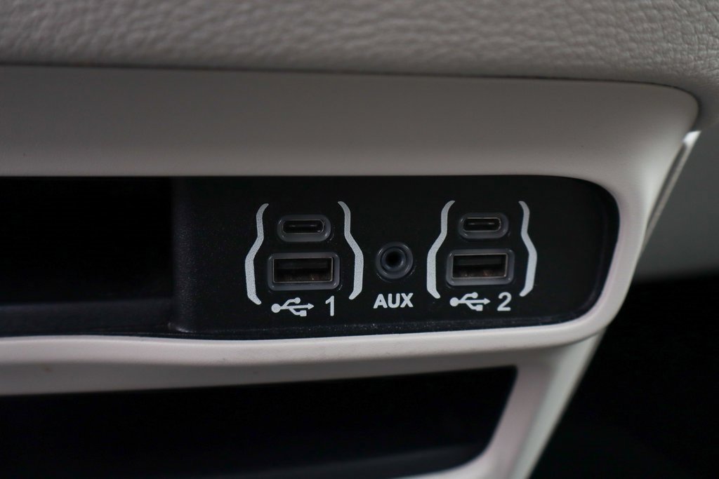 Used 2021 Chrysler Pacifica Touring-L image 39