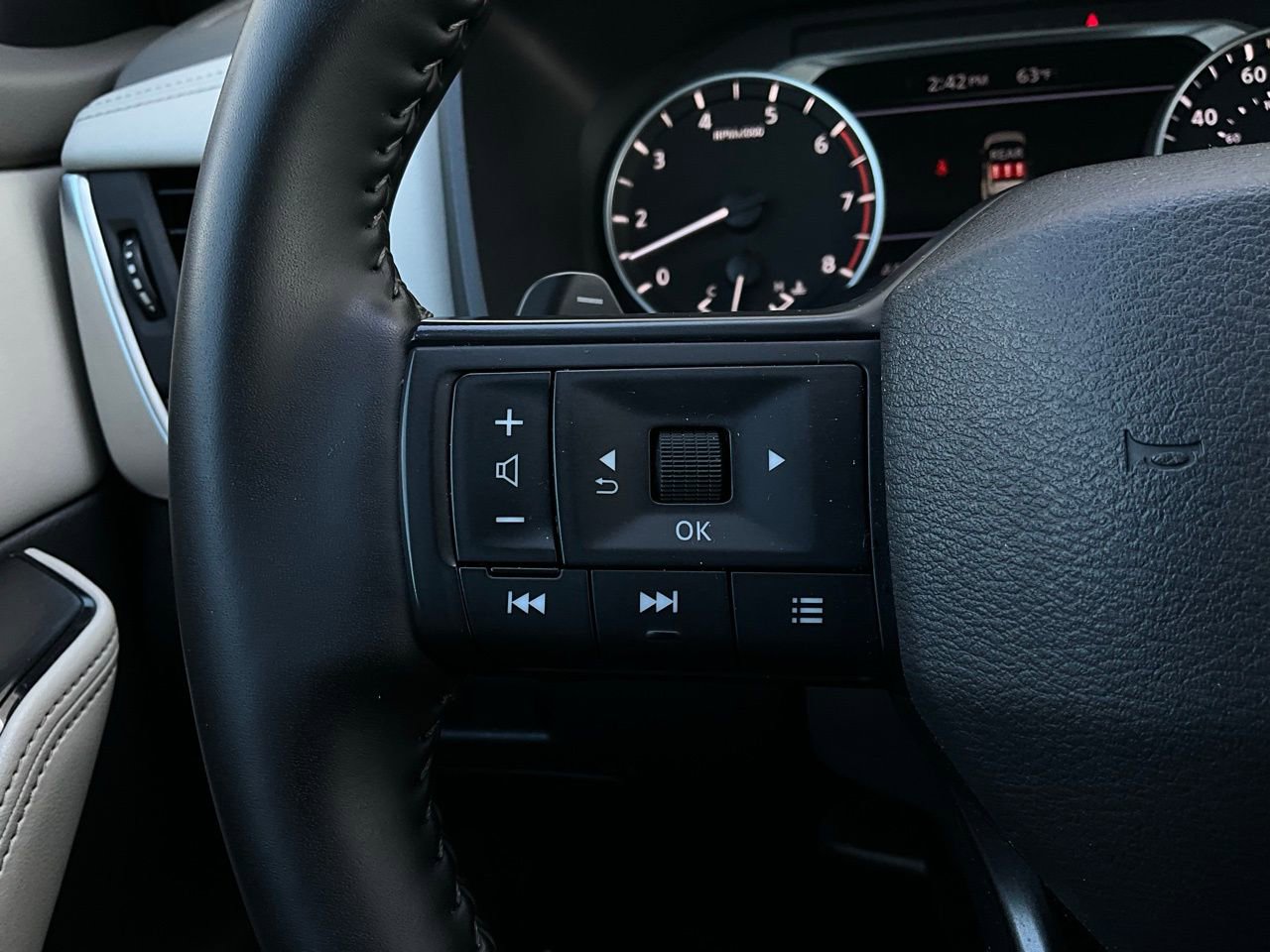 Used 2025 Nissan Rogue SV image 33