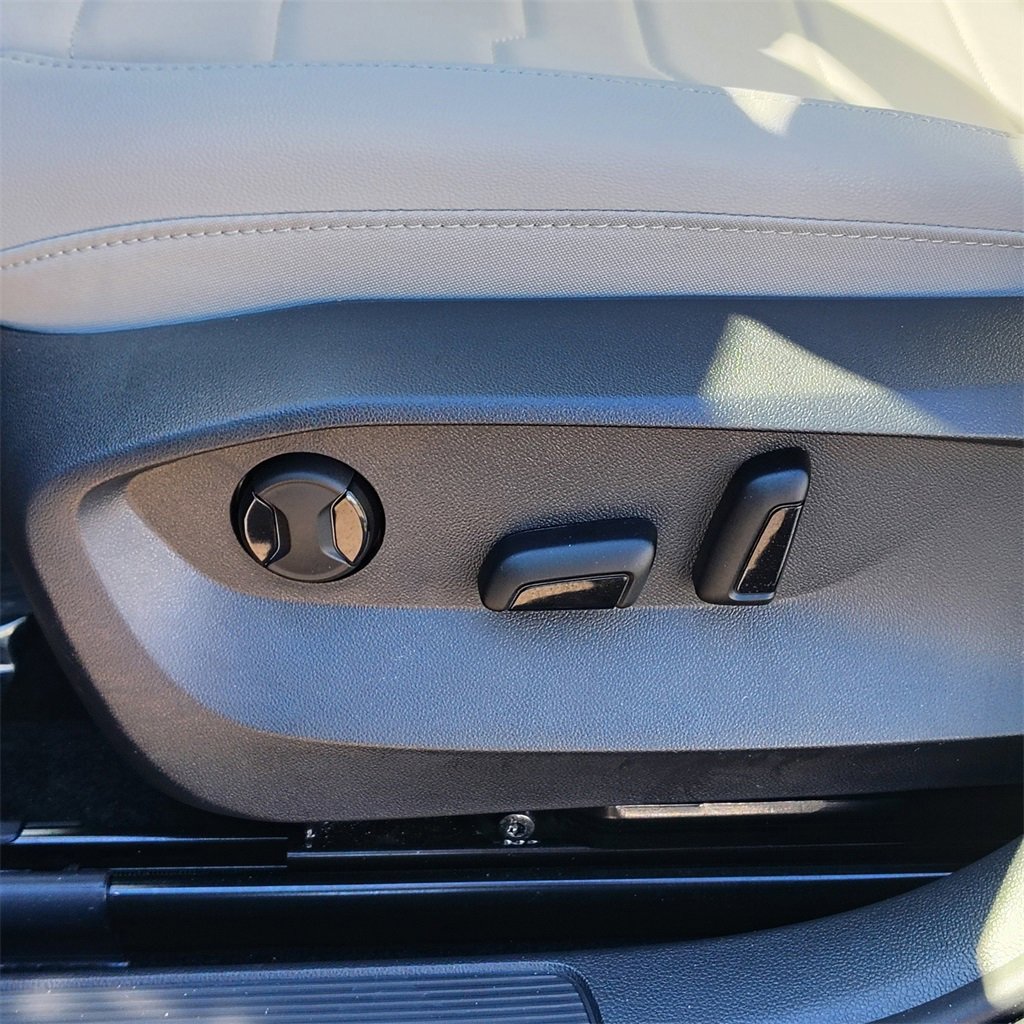 Certified 2025 Volkswagen Taos SE image 19