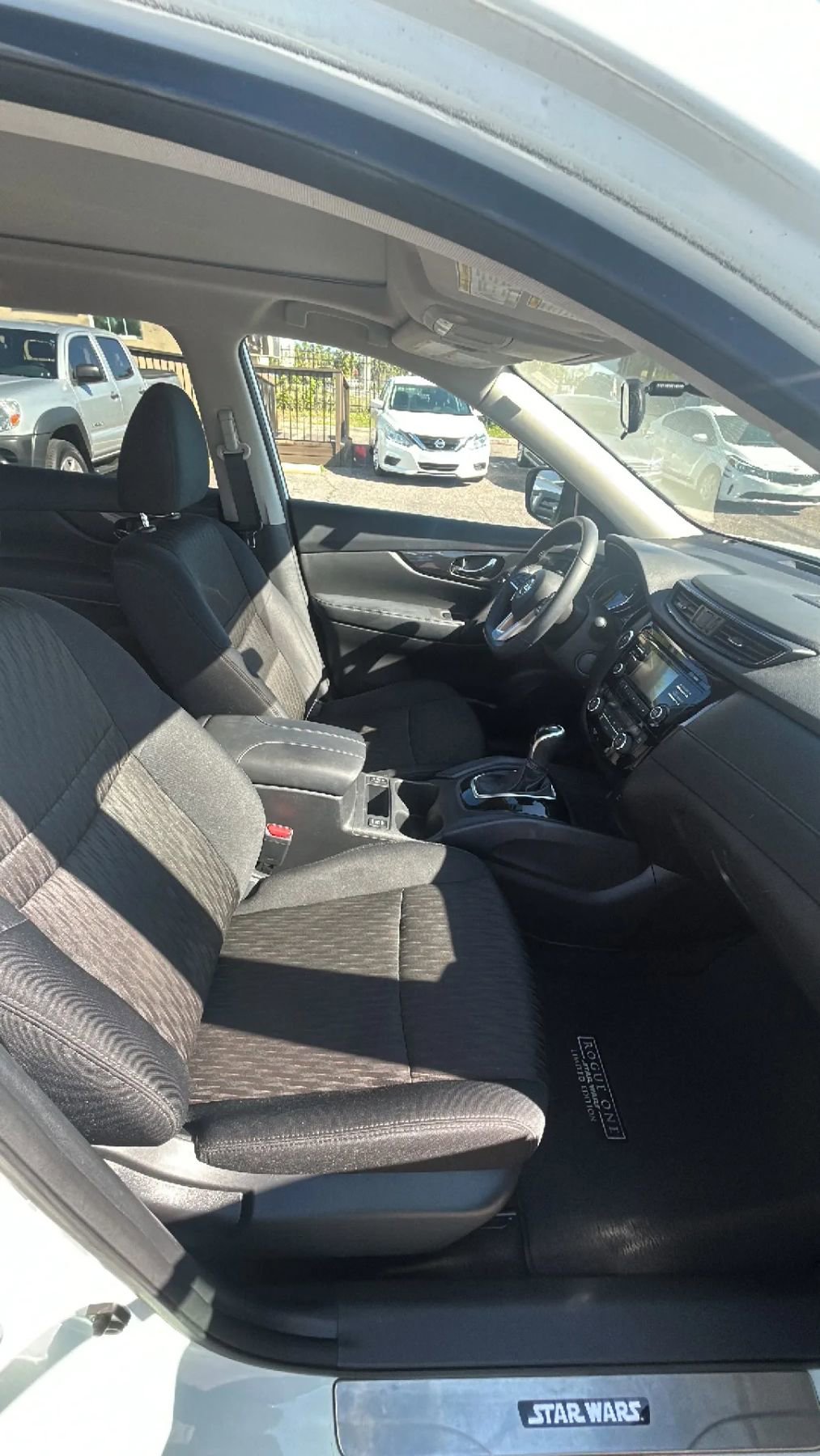 Used 2017 Nissan Rogue SV image 5