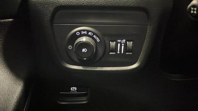 Used 2024 Jeep Grand Cherokee Limited w/ Luxury Tech Group II image 30