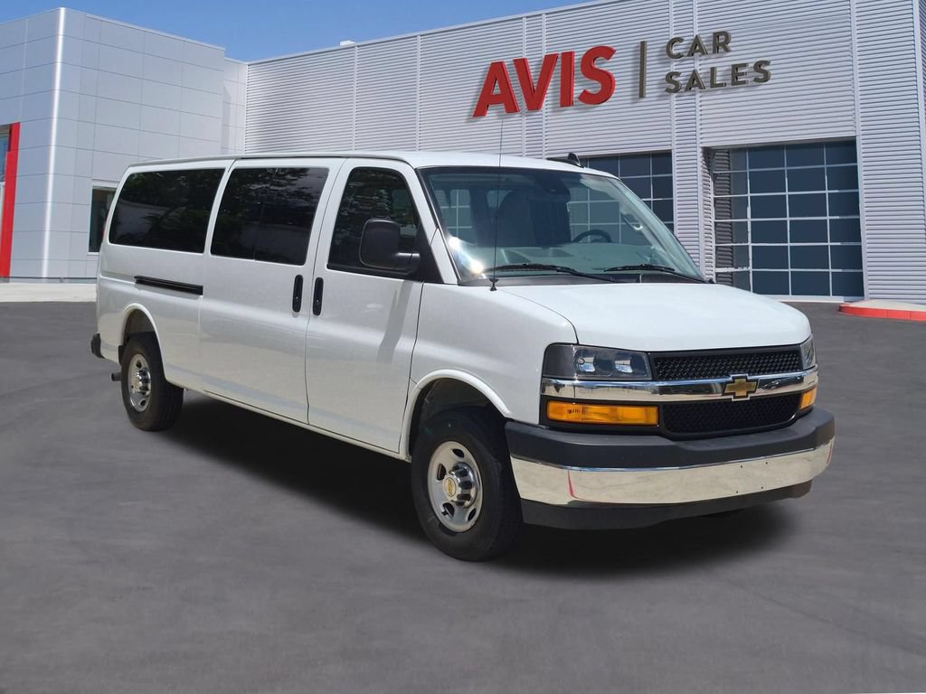 Used 2025 Chevrolet Express 3500 LT w/ LT Preferred Equipment Group RWD image 3
