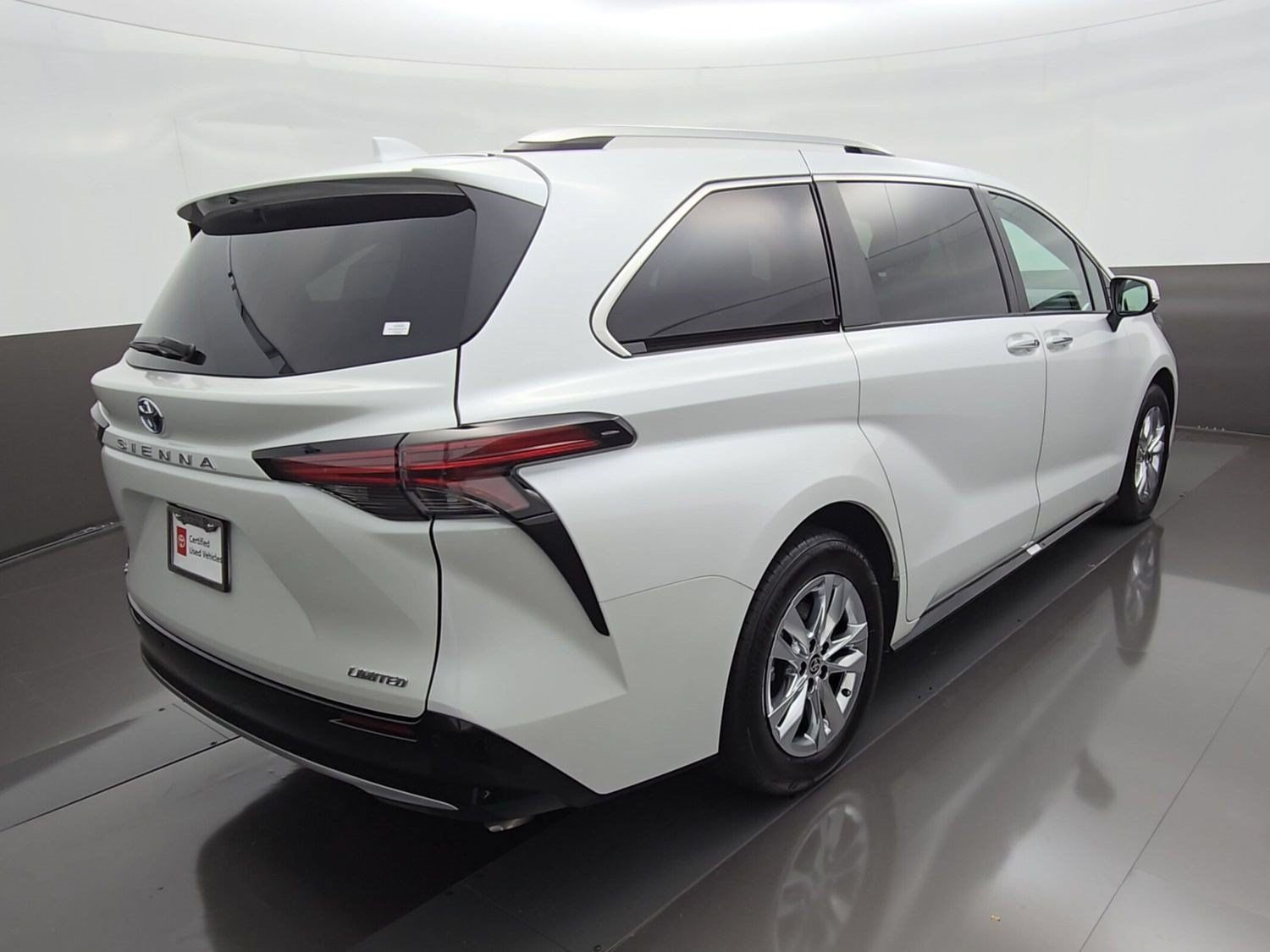 Certified 2025 Toyota Sienna Limited FWD image 8
