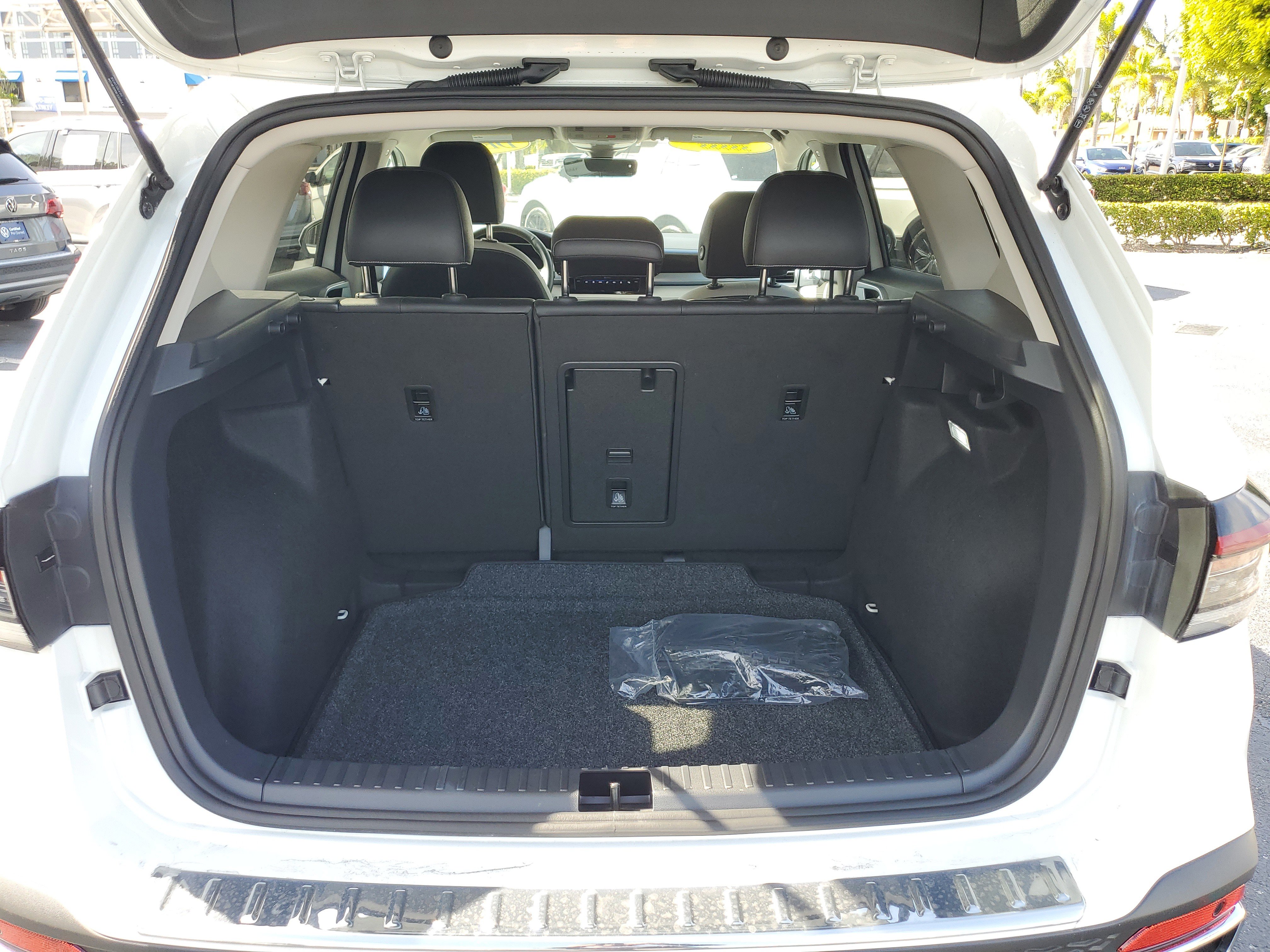 Used 2025 Volkswagen Taos SE image 12