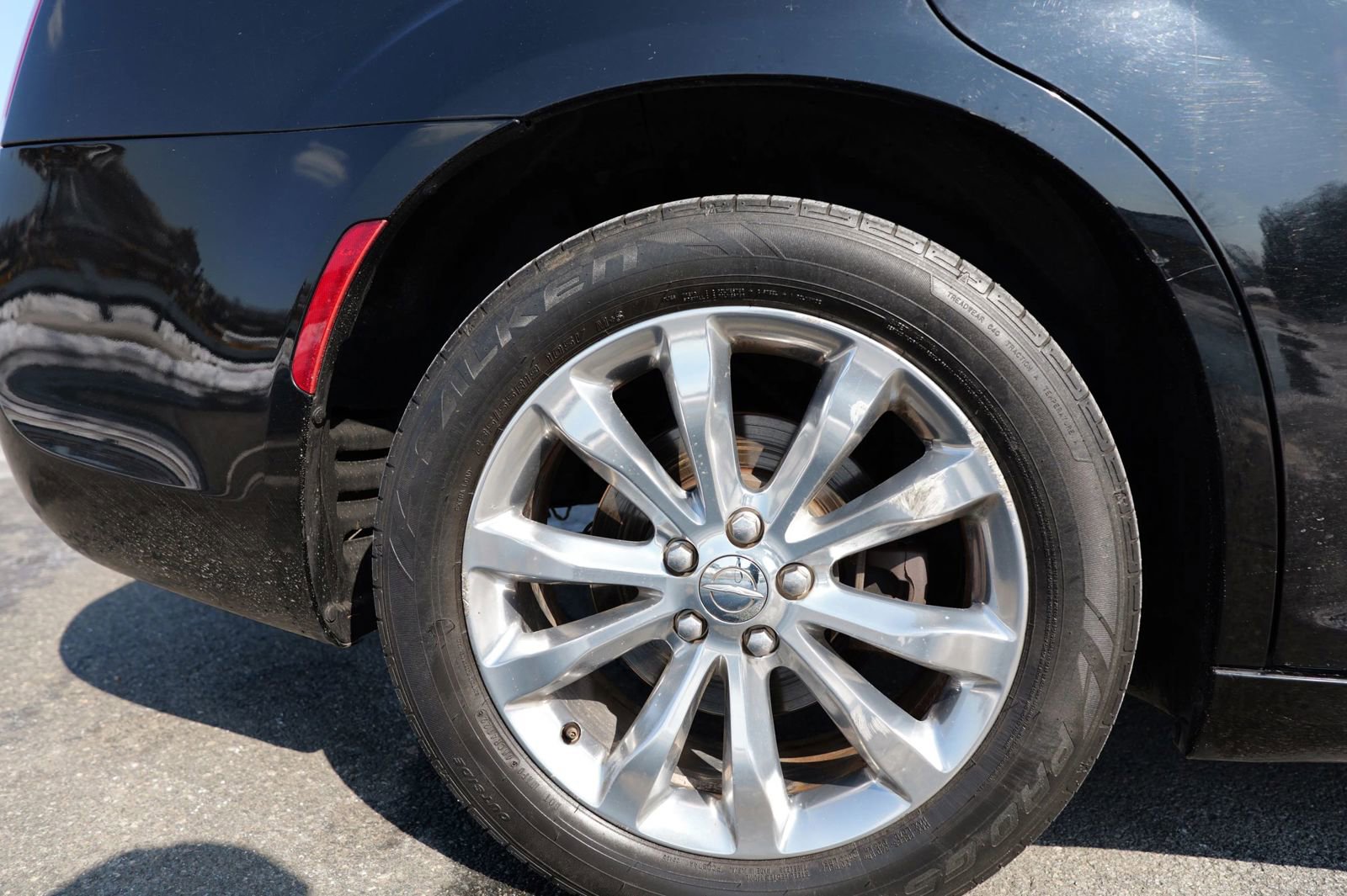 Used 2018 Chrysler 300 Limited image 14