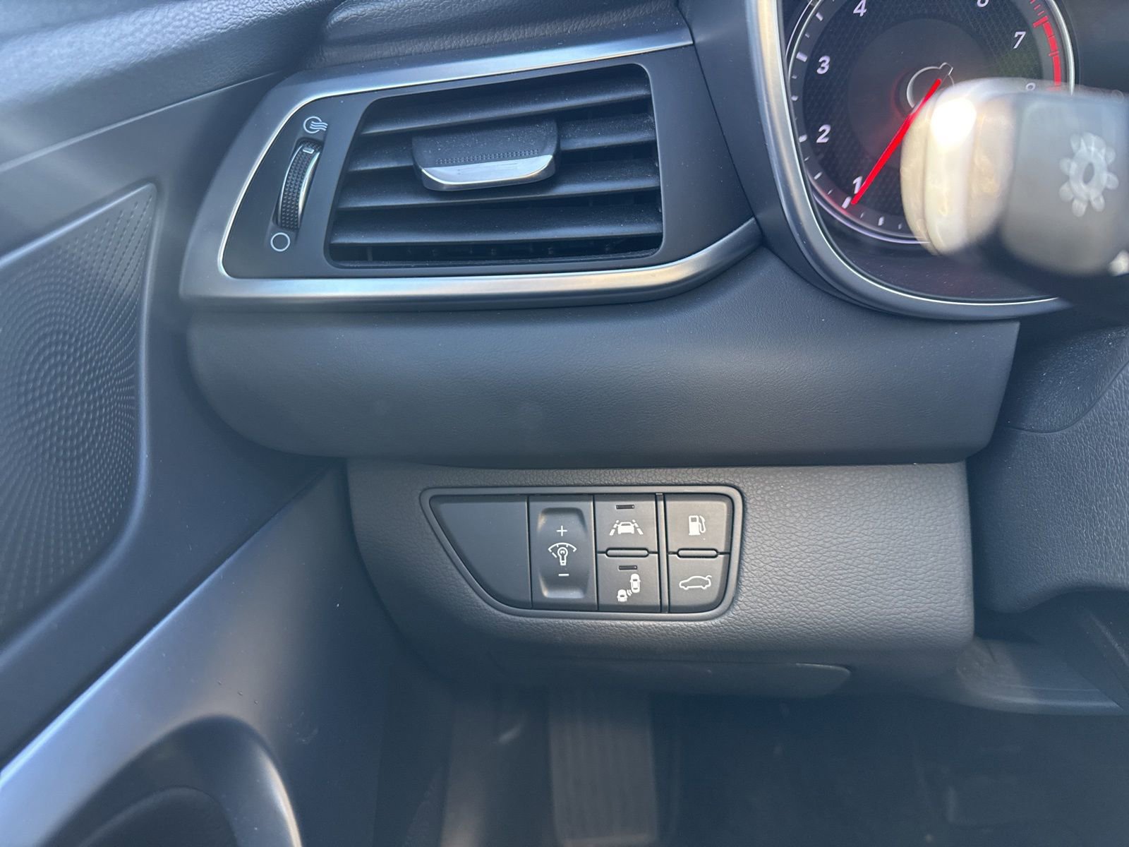 Used 2020 Genesis G70 2.0T image 23