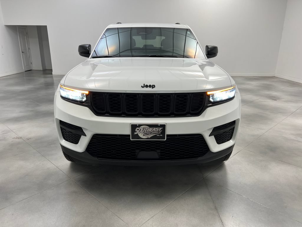 Used 2025 Jeep Grand Cherokee Altitude AWD/4WD image 3