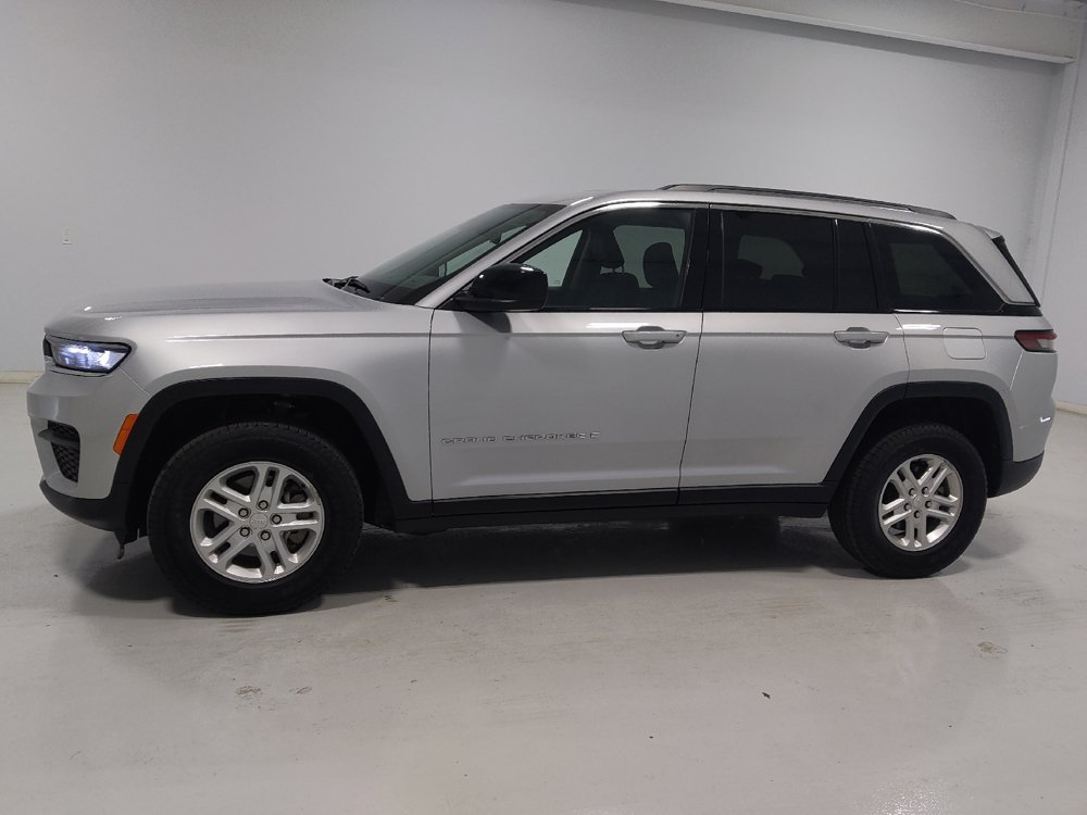 Used 2023 Jeep Grand Cherokee Laredo AWD/4WD image 2