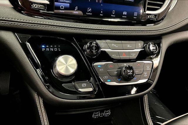 Used 2025 Chrysler Pacifica Limited image 30