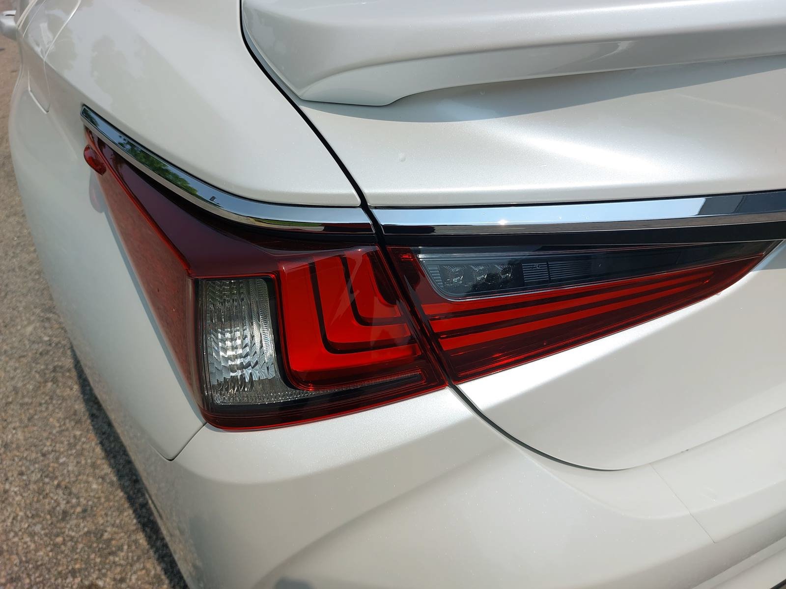 Used 2019 Lexus ES 300h w/ Premium Package FWD image 37