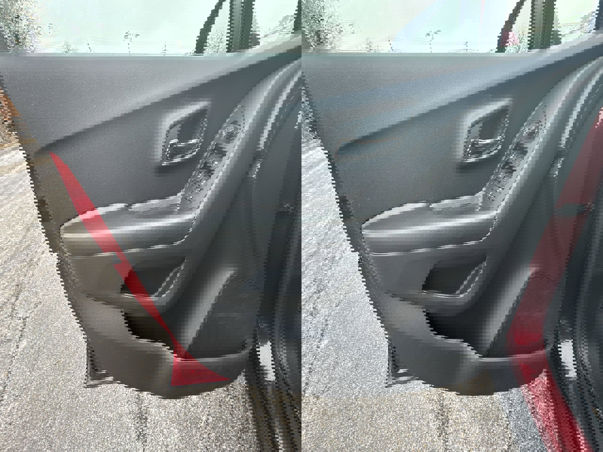 Used 2022 Chevrolet Trax LT w/ LT Convenience Package image 23