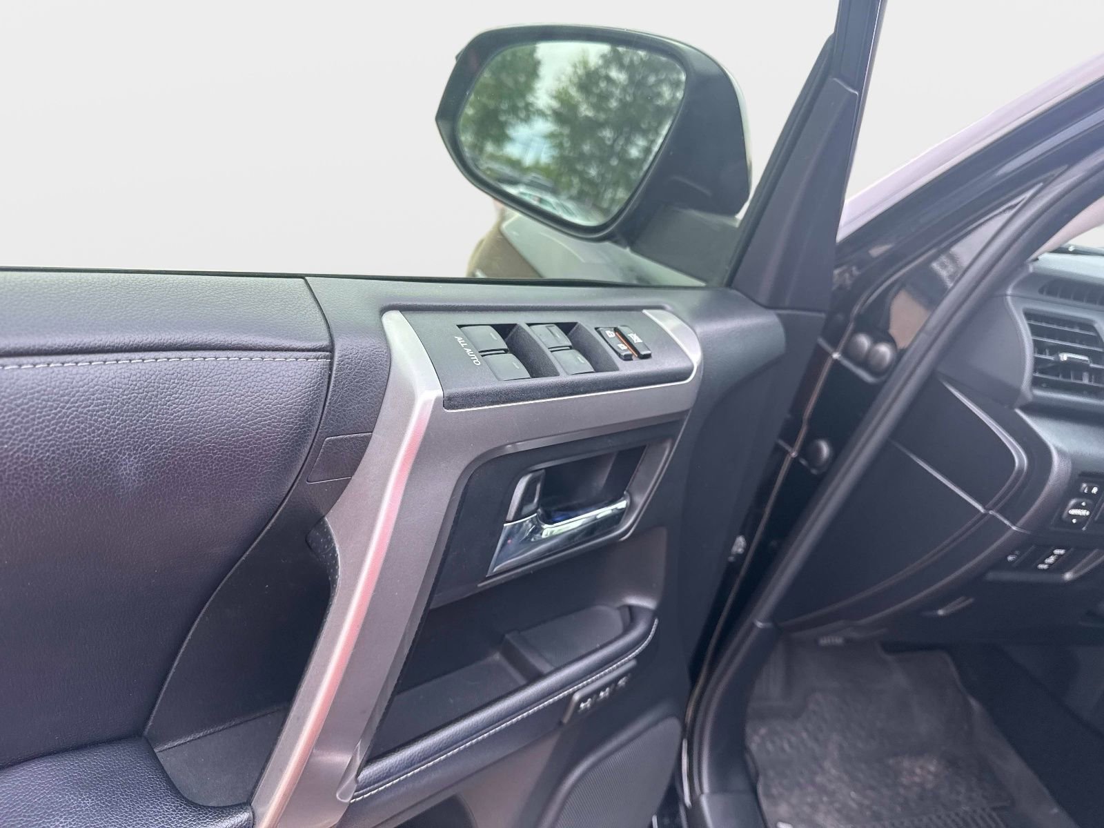 Used 2018 Toyota 4Runner Limited image 18