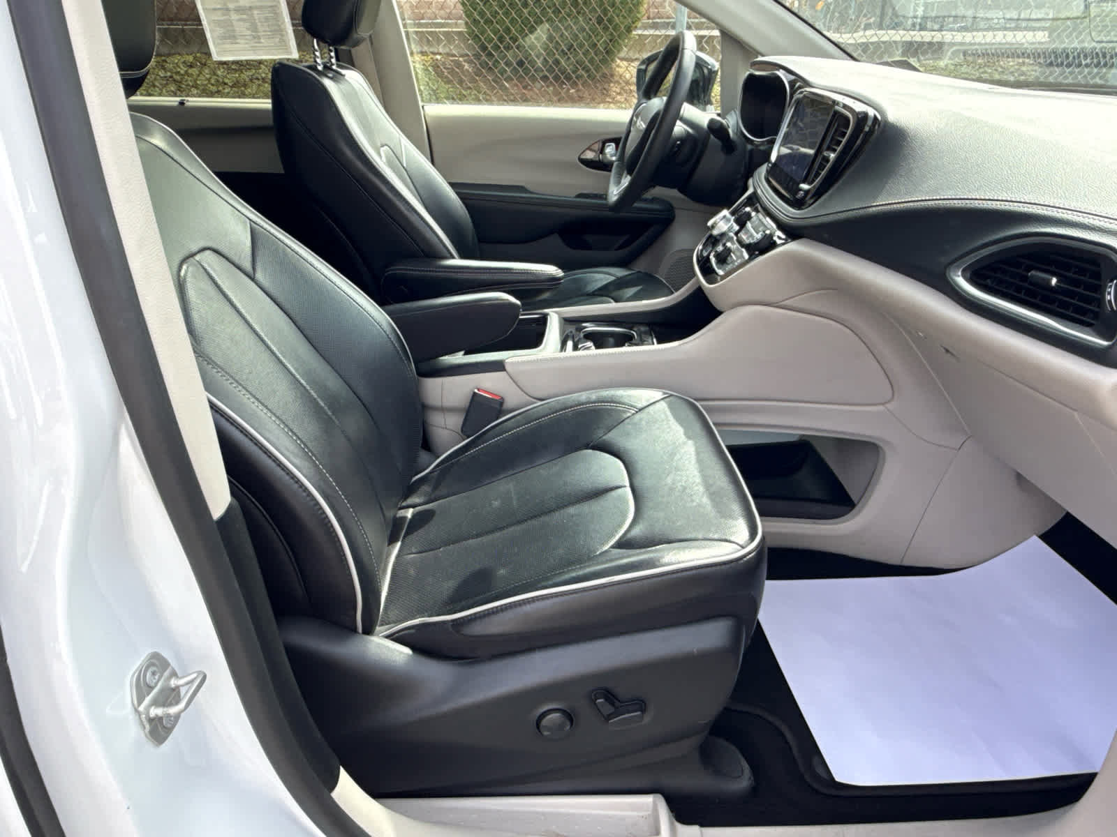 Used 2024 Chrysler Pacifica Limited image 36