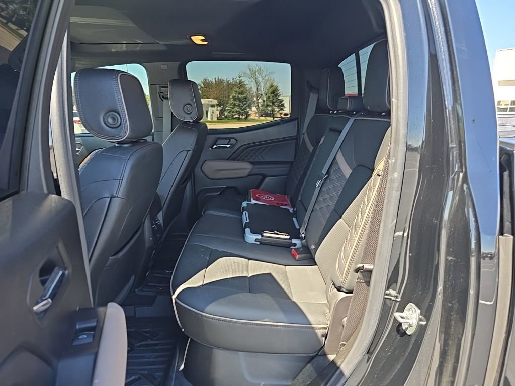 Used 2025 GMC Canyon Denali image 9