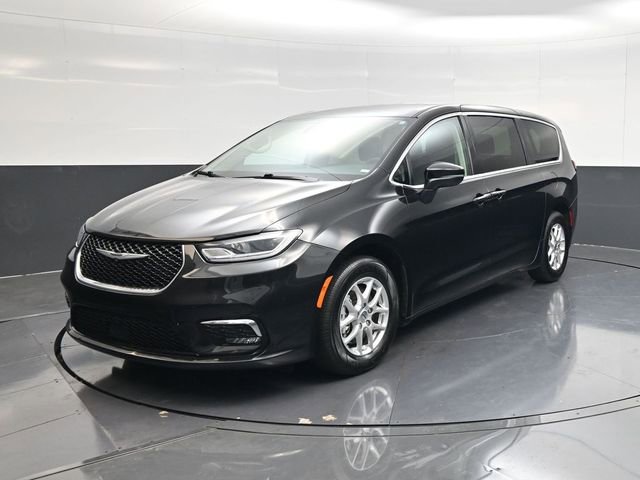 Used 2023 Chrysler Pacifica Touring-L image 7