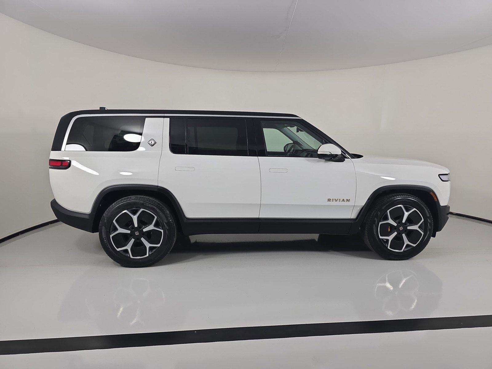 Used 2023 Rivian R1S Adventure image 6