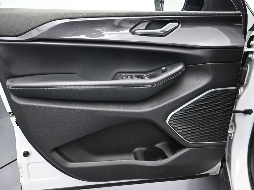 Used 2022 Jeep Grand Cherokee Altitude RWD image 12