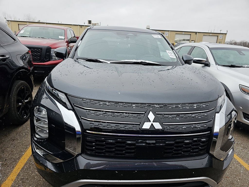 Used 2024 Mitsubishi Outlander SE image 2