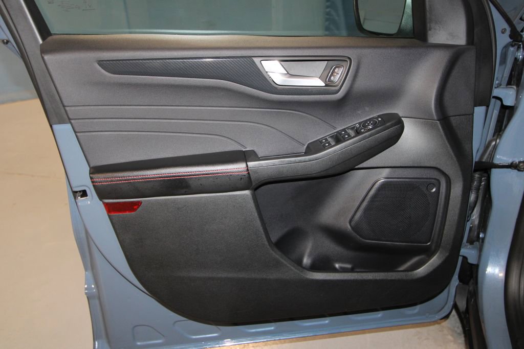 Used 2025 Ford Escape ST-Line w/ Equipment Group 301A image 5