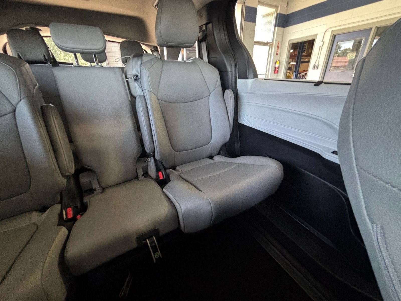 Used 2025 Toyota Sienna XLE FWD image 39