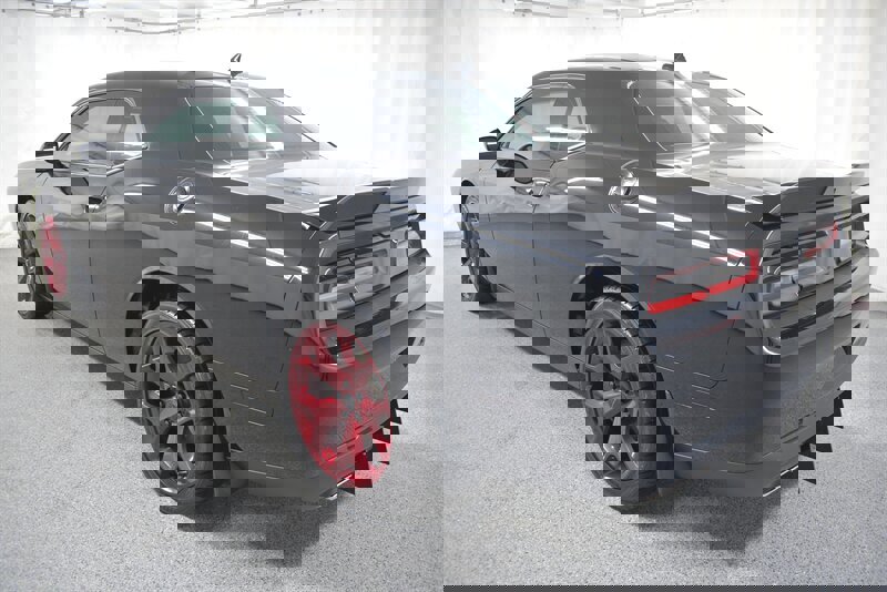 Used 2016 Dodge Challenger SXT Plus image 4