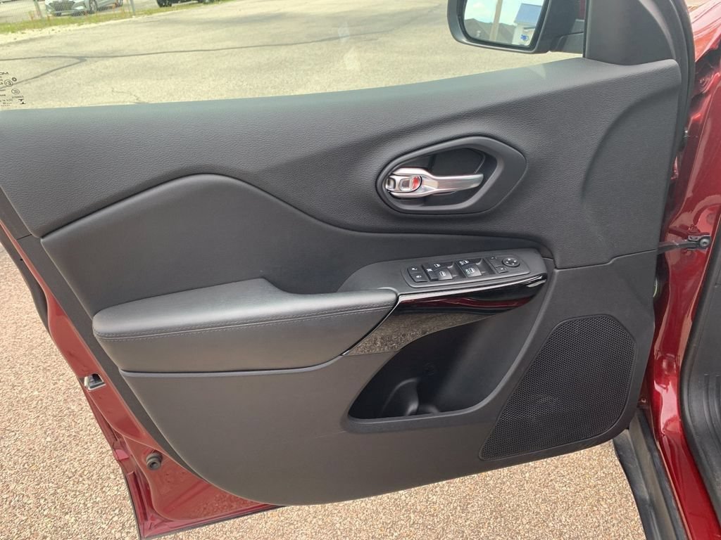 Used 2019 Jeep Cherokee Latitude Plus AWD/4WD image 12