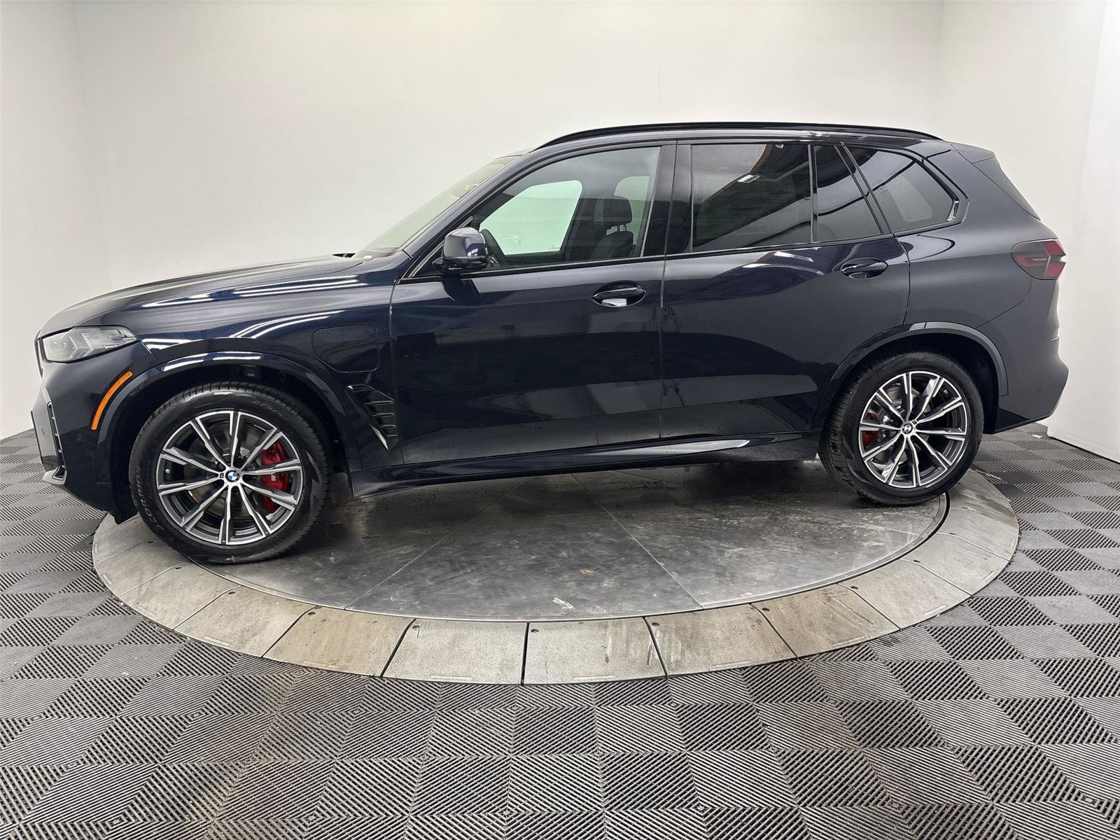 New 2026 BMW X5 xDrive50e w/ M Sport Package AWD/4WD image 16