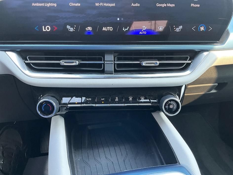 Used 2024 Chevrolet Equinox EV LT FWD image 19