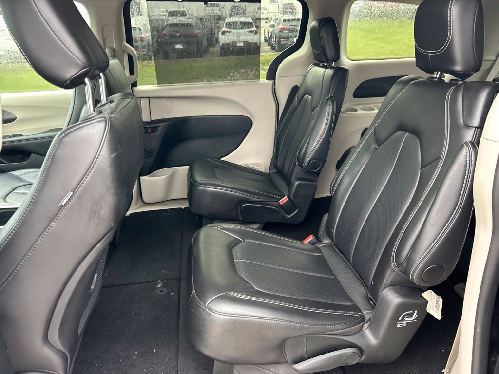 Used 2024 Chrysler Pacifica Touring-L FWD image 9