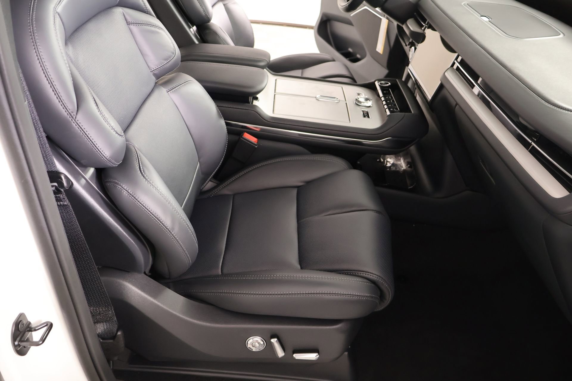 New 2026 Lincoln Navigator Reserve AWD/4WD image 14