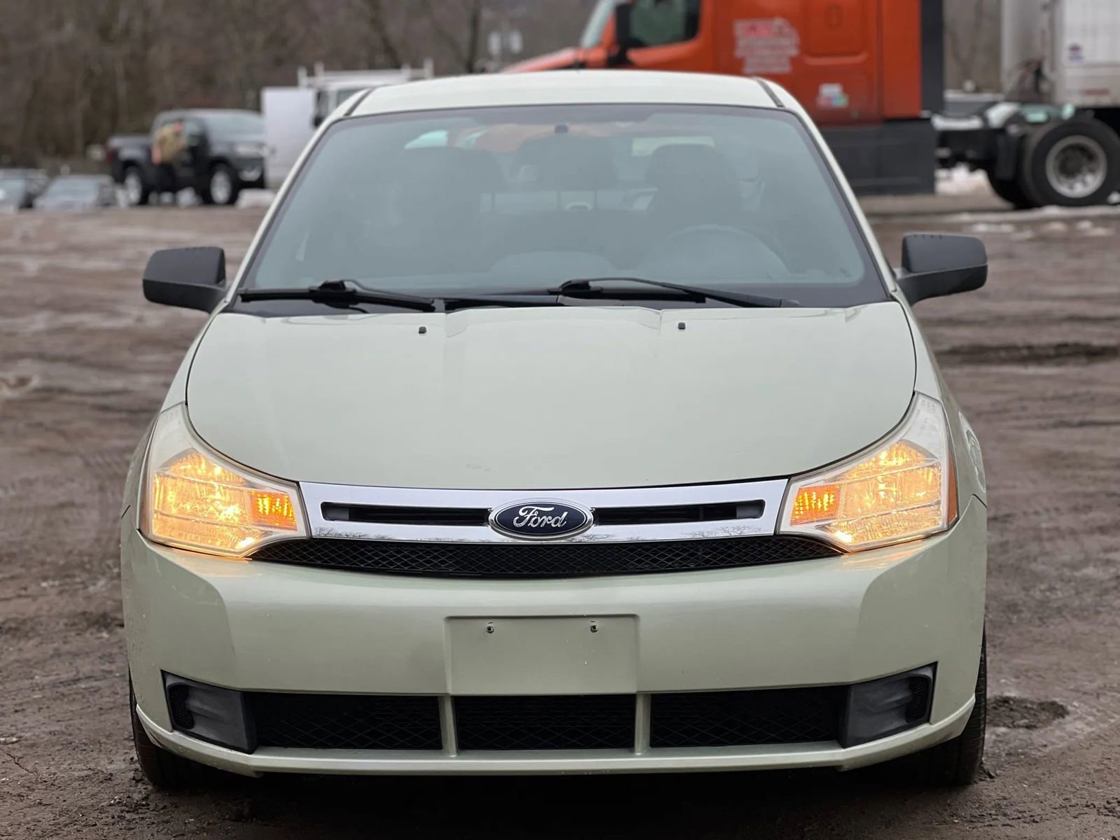 Used 2010 Ford Focus SE image 1