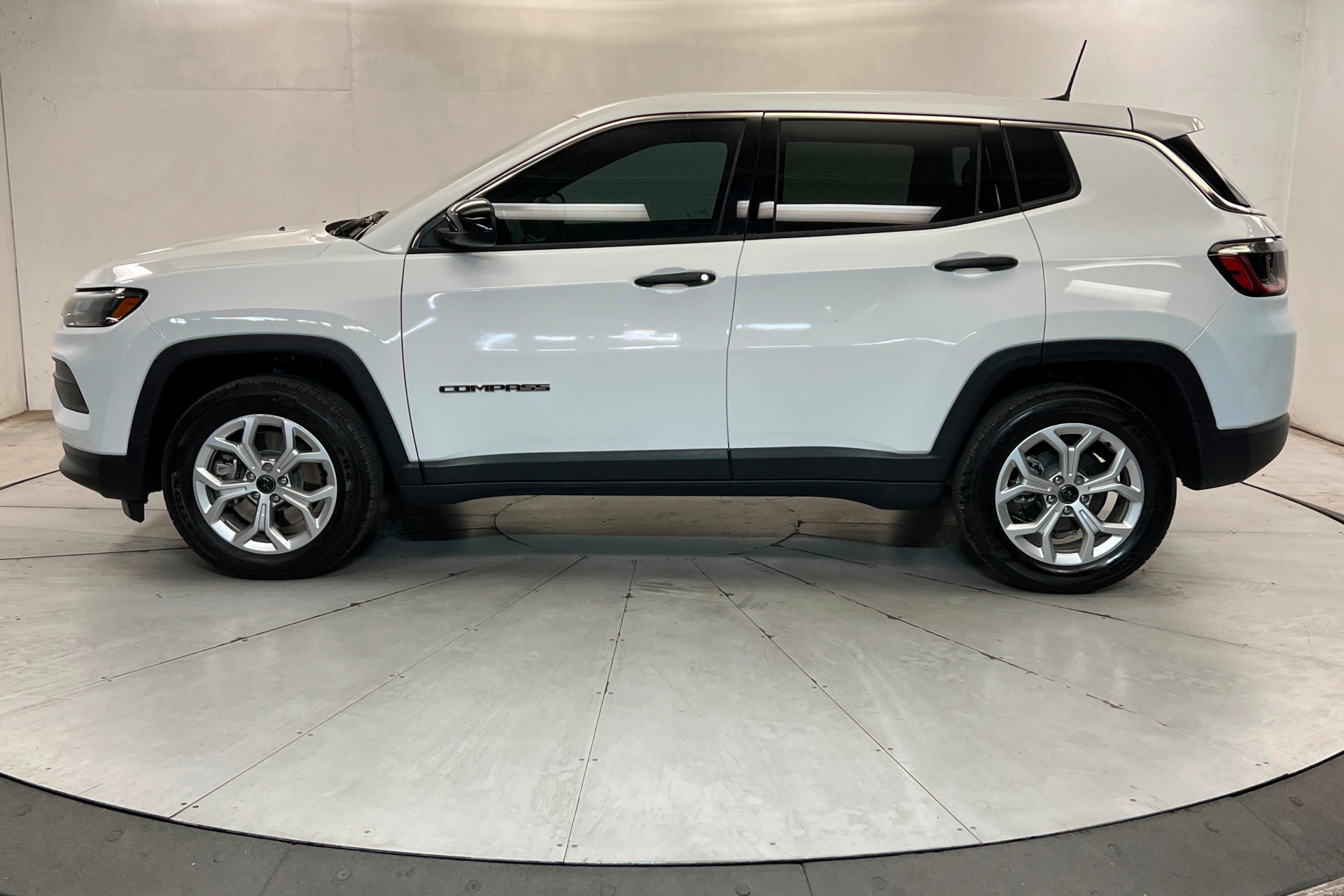 Used 2025 Jeep Compass Sport AWD/4WD image 2