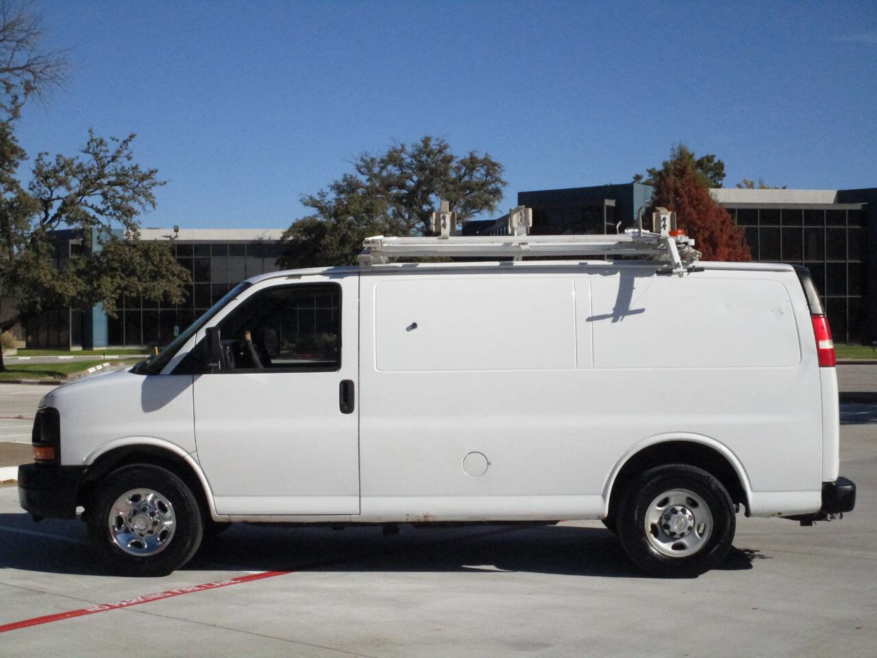 Used 2010 Chevrolet Express 2500 image 2