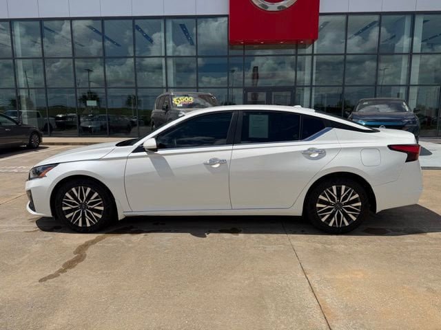 Used 2023 Nissan Altima 2.5 SV FWD image 2
