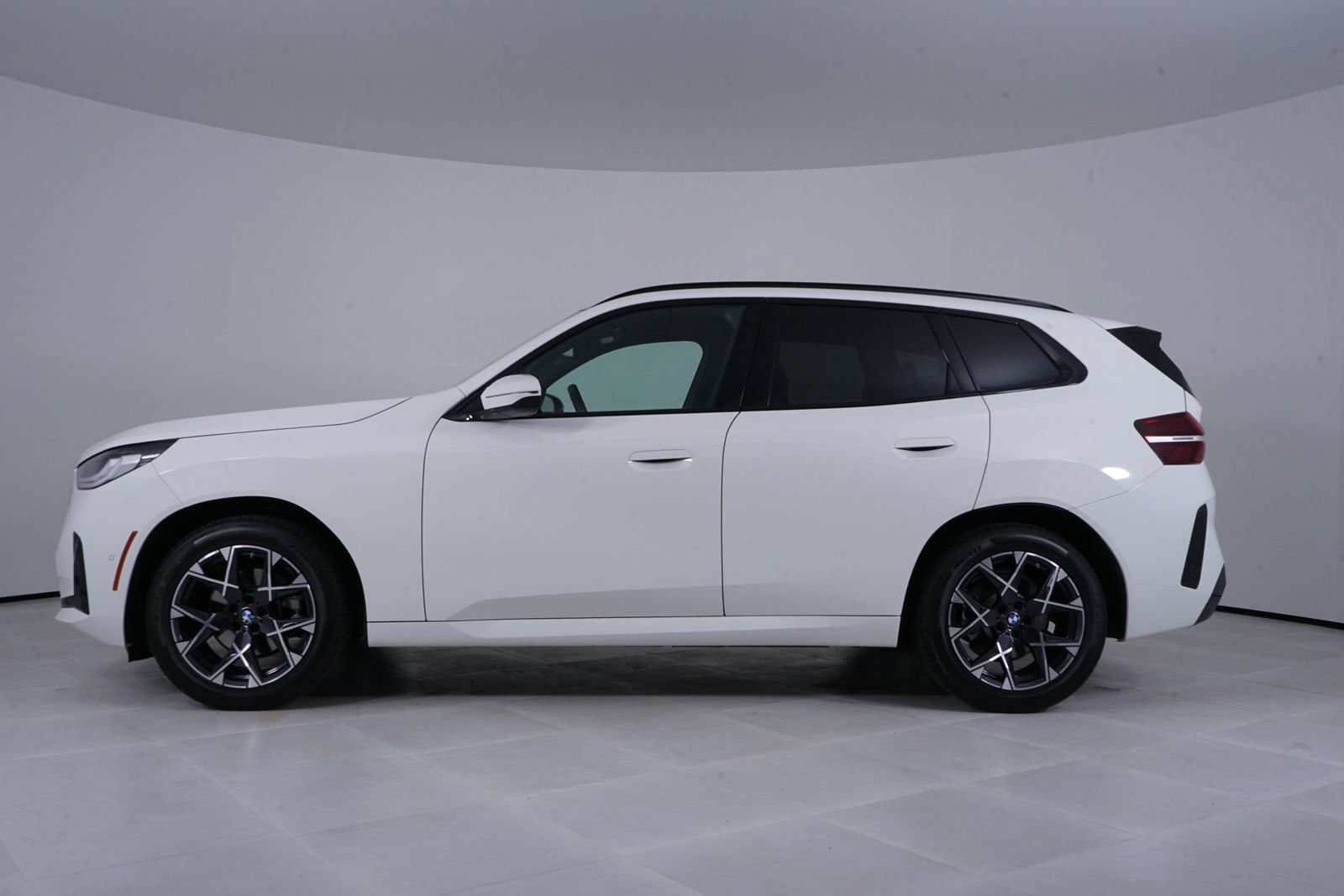 Used 2025 BMW X3 xDrive30i AWD/4WD image 2