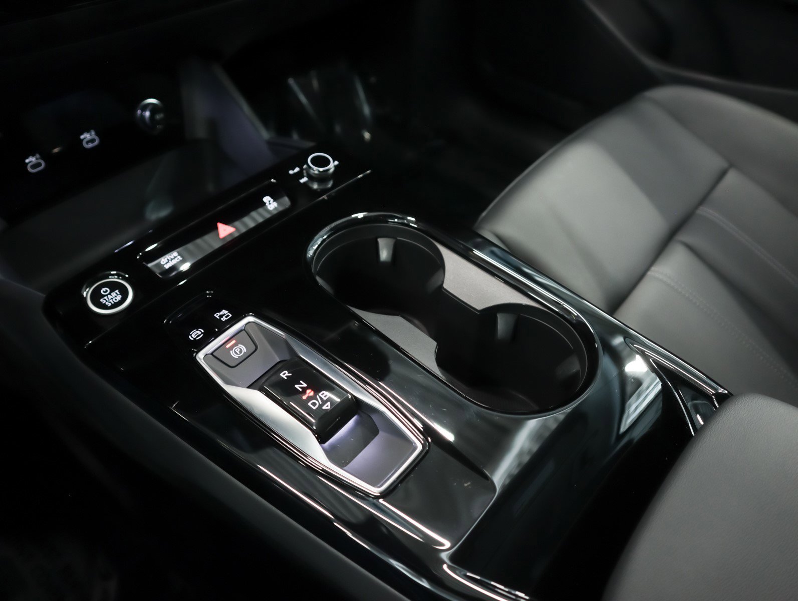 Used 2025 Audi Q6 e-tron Premium image 21