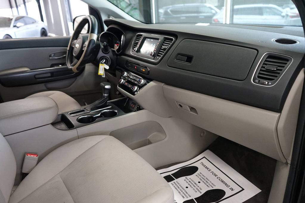 Used 2021 Kia Sedona LX image 42