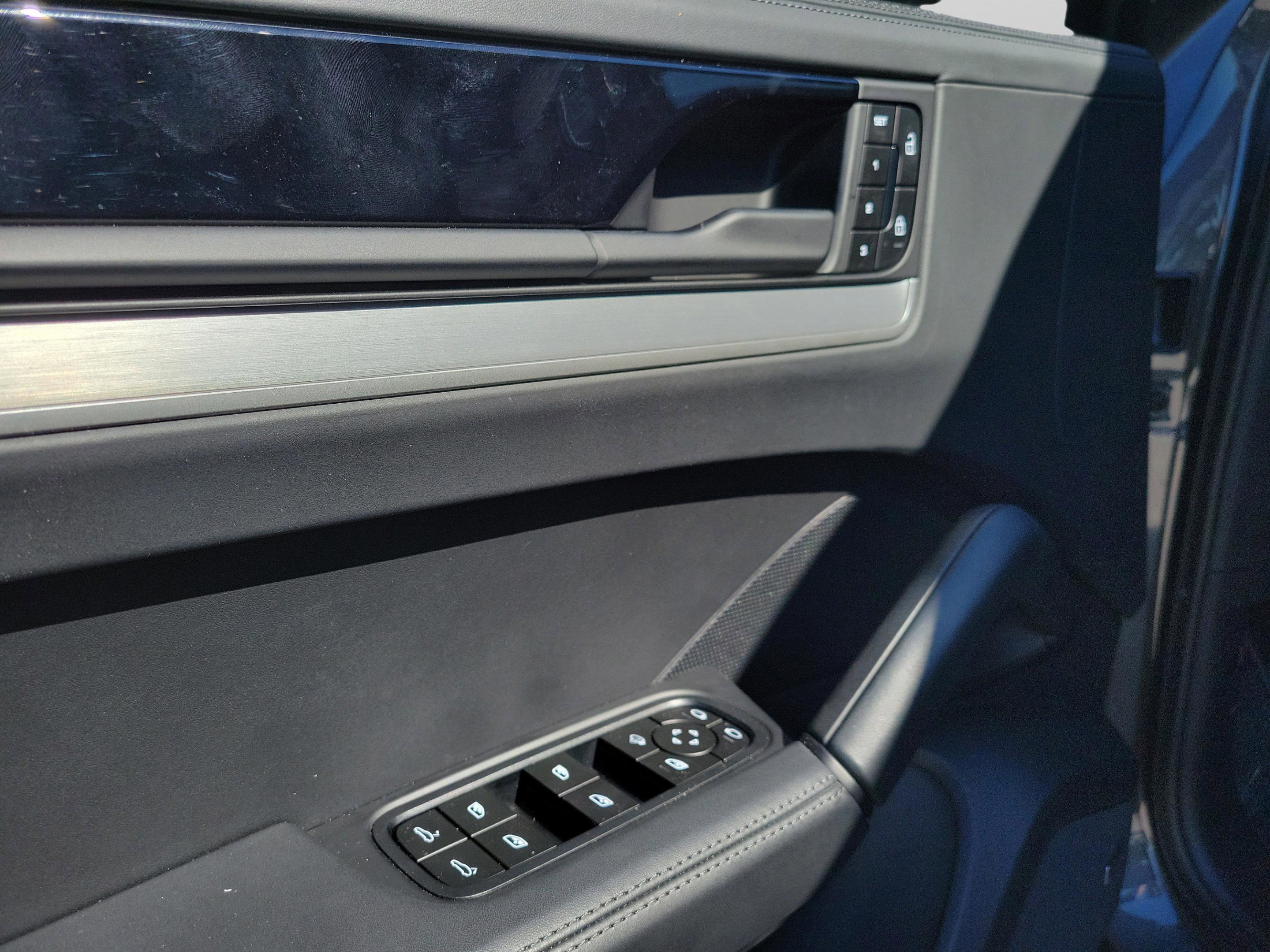 Used 2024 Porsche Cayenne S image 21