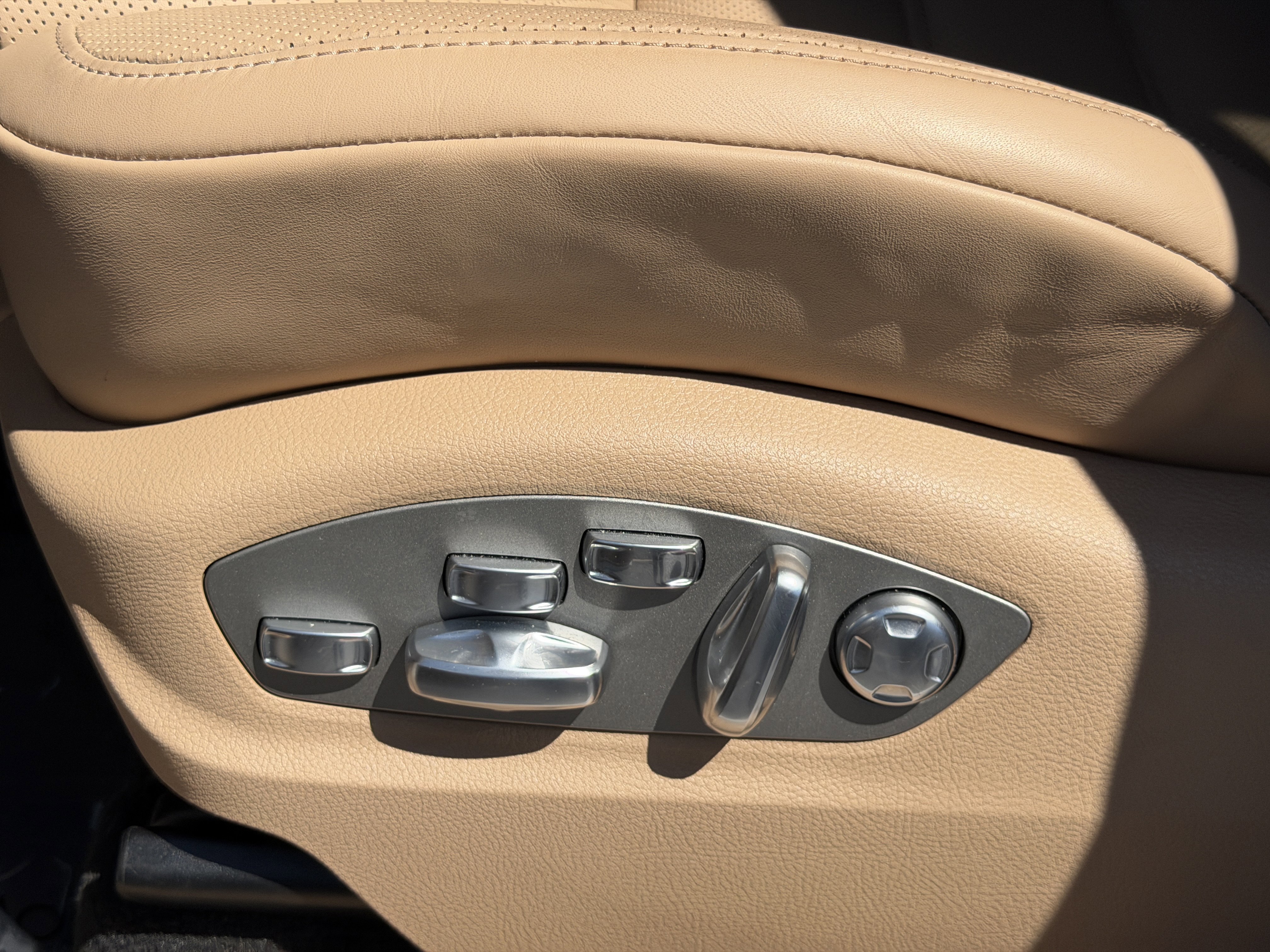 Certified 2025 Porsche Macan AWD/4WD image 25