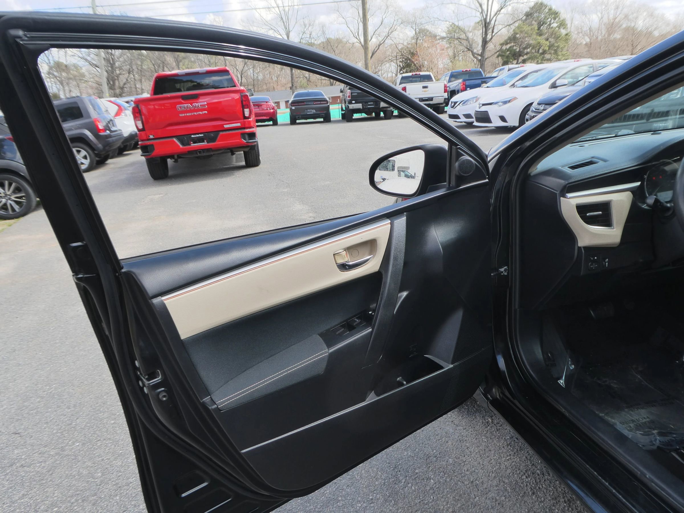 Used 2015 Toyota Corolla LE FWD image 11