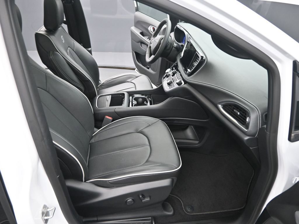 Used 2025 Chrysler Pacifica Limited image 18
