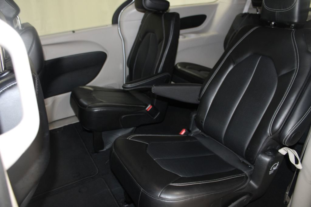 Used 2024 Chrysler Pacifica Touring-L image 35