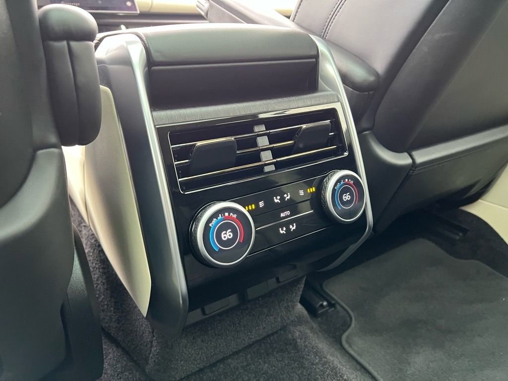 Used 2023 Land Rover Range Rover SE image 25