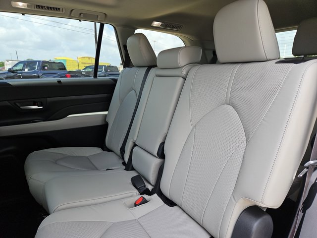 Used 2025 Toyota Grand Highlander AWD image 20